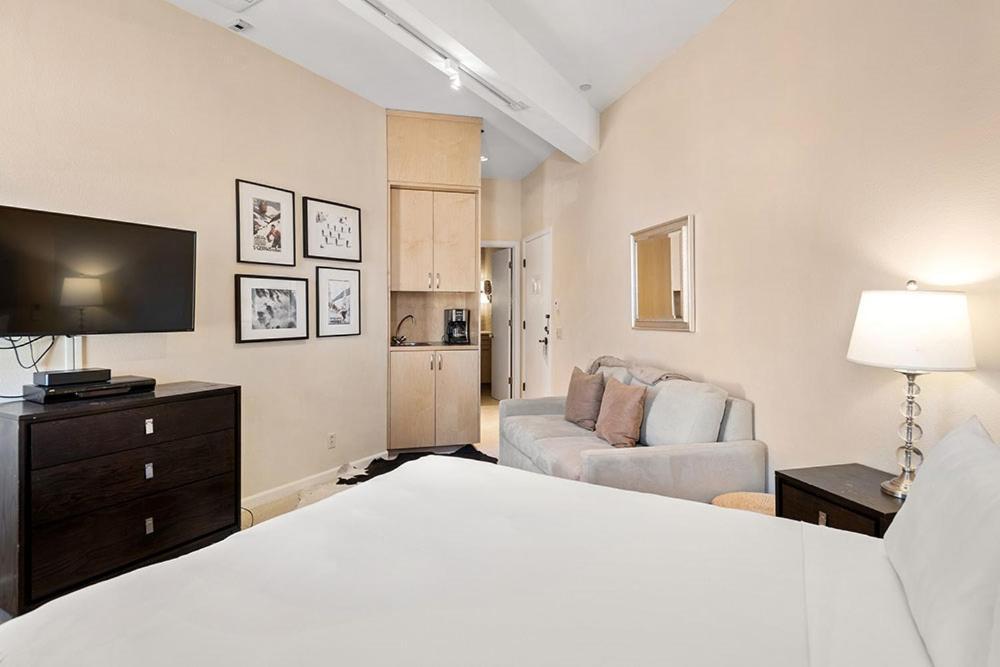 Independence Square 304, Stylish Hotel Room With Downtown Views & Great Location أسبن المظهر الخارجي الصورة
